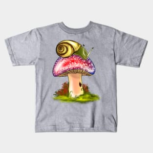 Snail chillin on a Mushroom. Kids T-Shirt